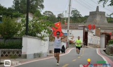 开云体育官网-马拉松赛道上再现惊险一幕，选手奋勇拼搏