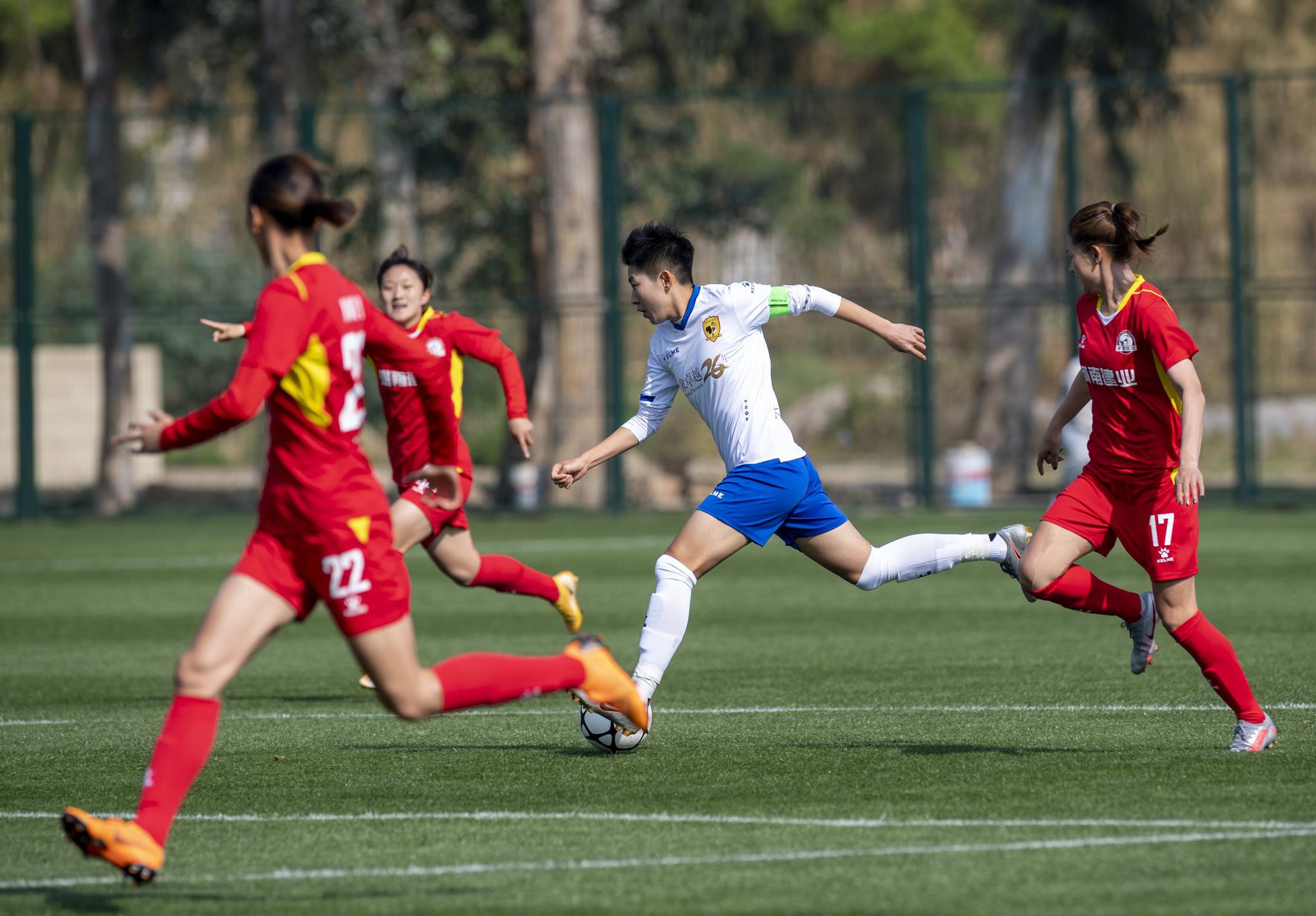 竞技场上的战火：女子足球队实力雄厚，对手难阻